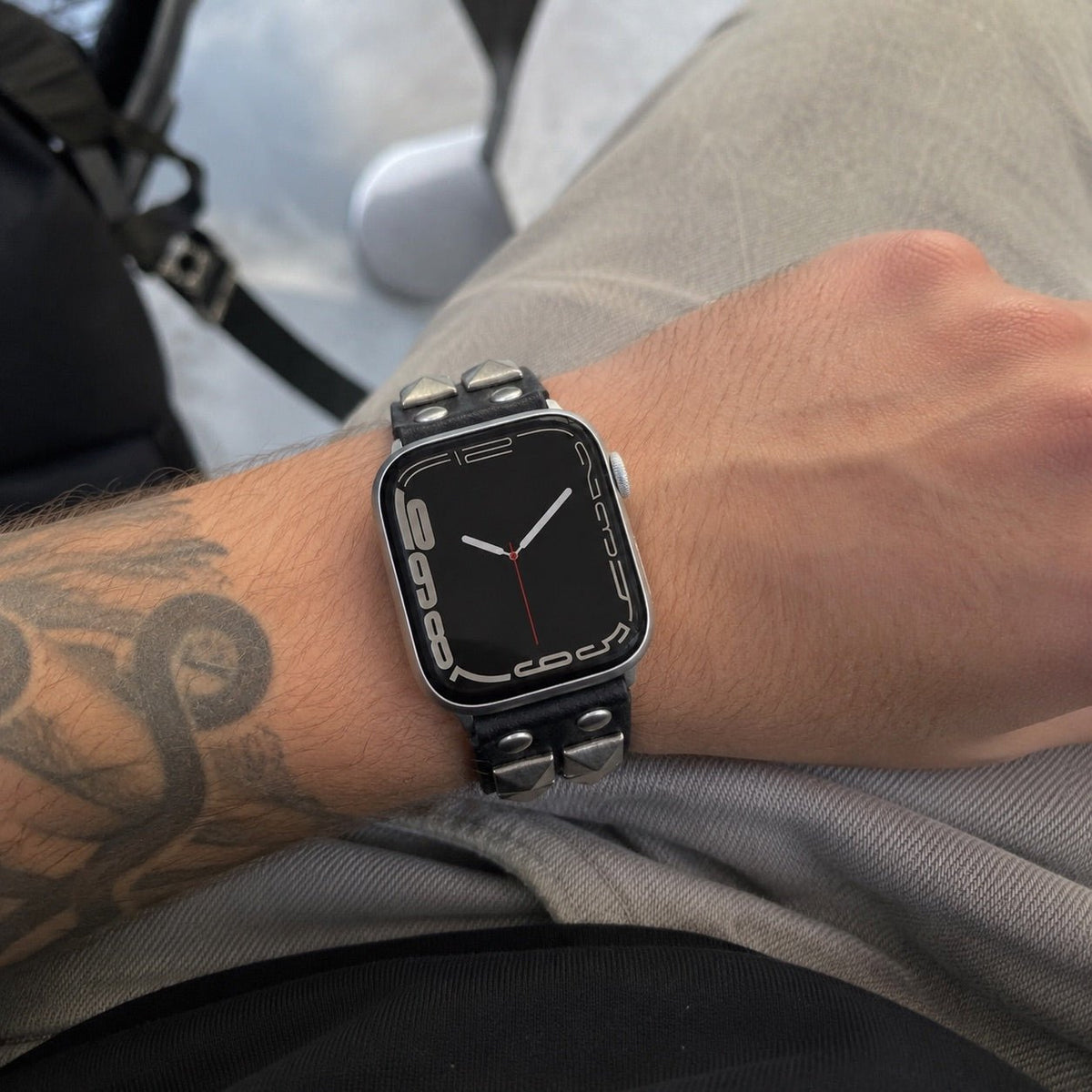 Pulsera de tachuelas para Apple Watch, diseño punk, detalles metálicos piramidales, modelo Kurt