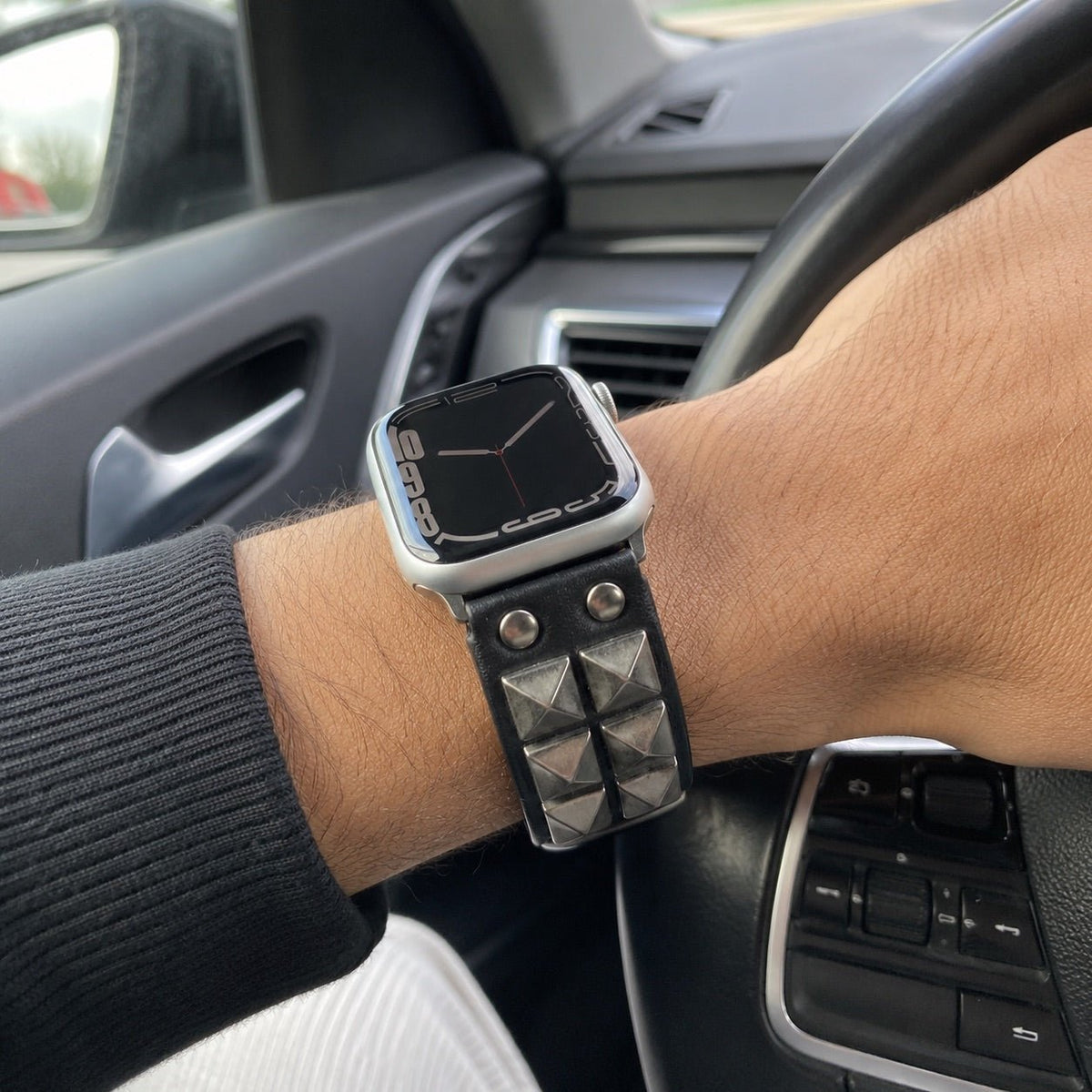 Pulsera de tachuelas para Apple Watch, diseño punk, detalles metálicos piramidales, modelo Kurt