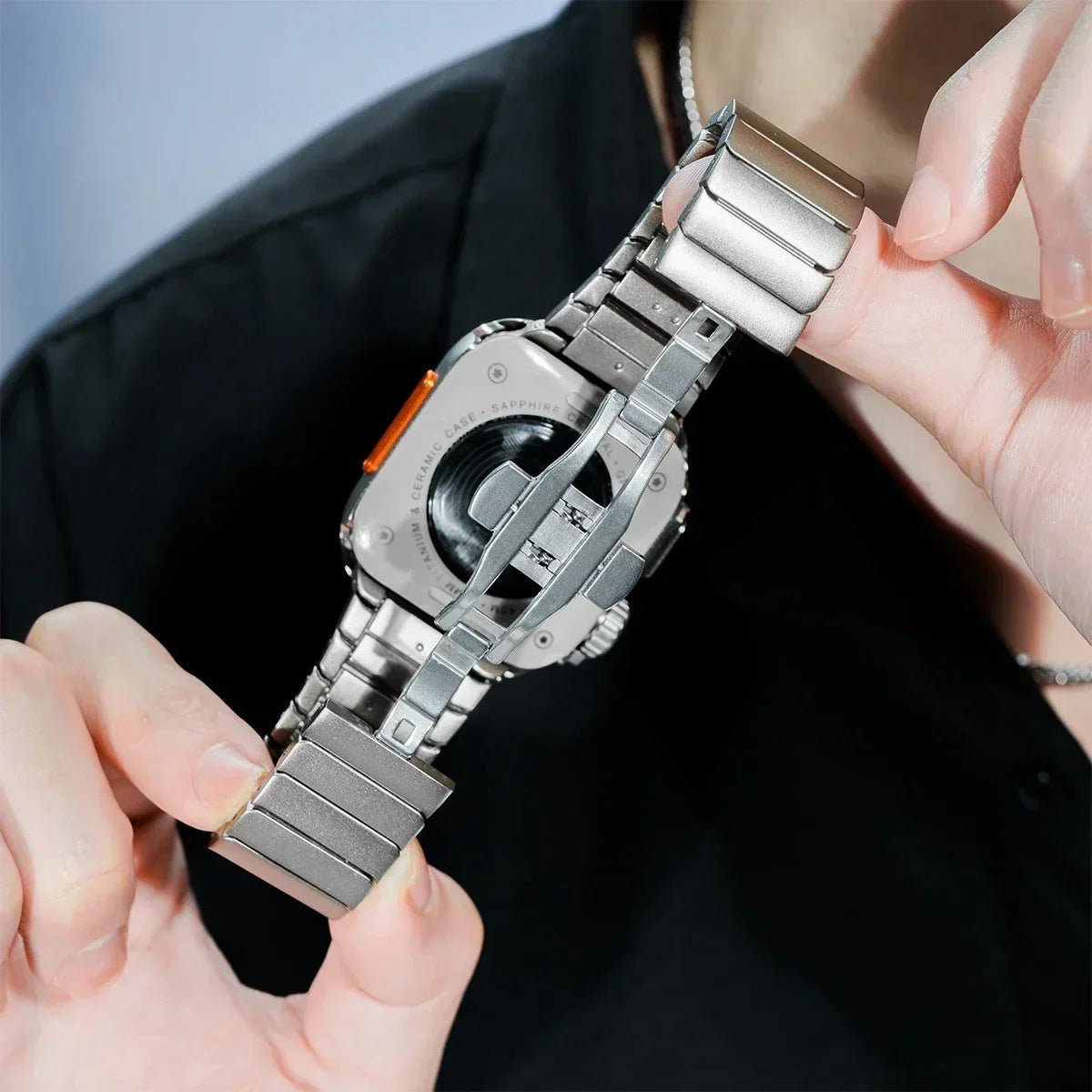Correa de acero inoxidable con carcasa integral para Apple Watch, cierre mariposa seguro, estilo deportivo moderno, modelo Zedix