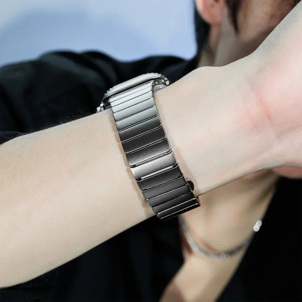 Correa de acero inoxidable con carcasa integral para Apple Watch, cierre mariposa seguro, estilo deportivo moderno, modelo Zedix