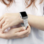 Correa Apple Watch de eslabones elásticos de acero inoxidable, diseño extensible, cómoda y sin cierre, modelo Tydia