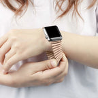 Correa Apple Watch de eslabones elásticos de acero inoxidable, diseño extensible, cómoda y sin cierre, modelo Tydia