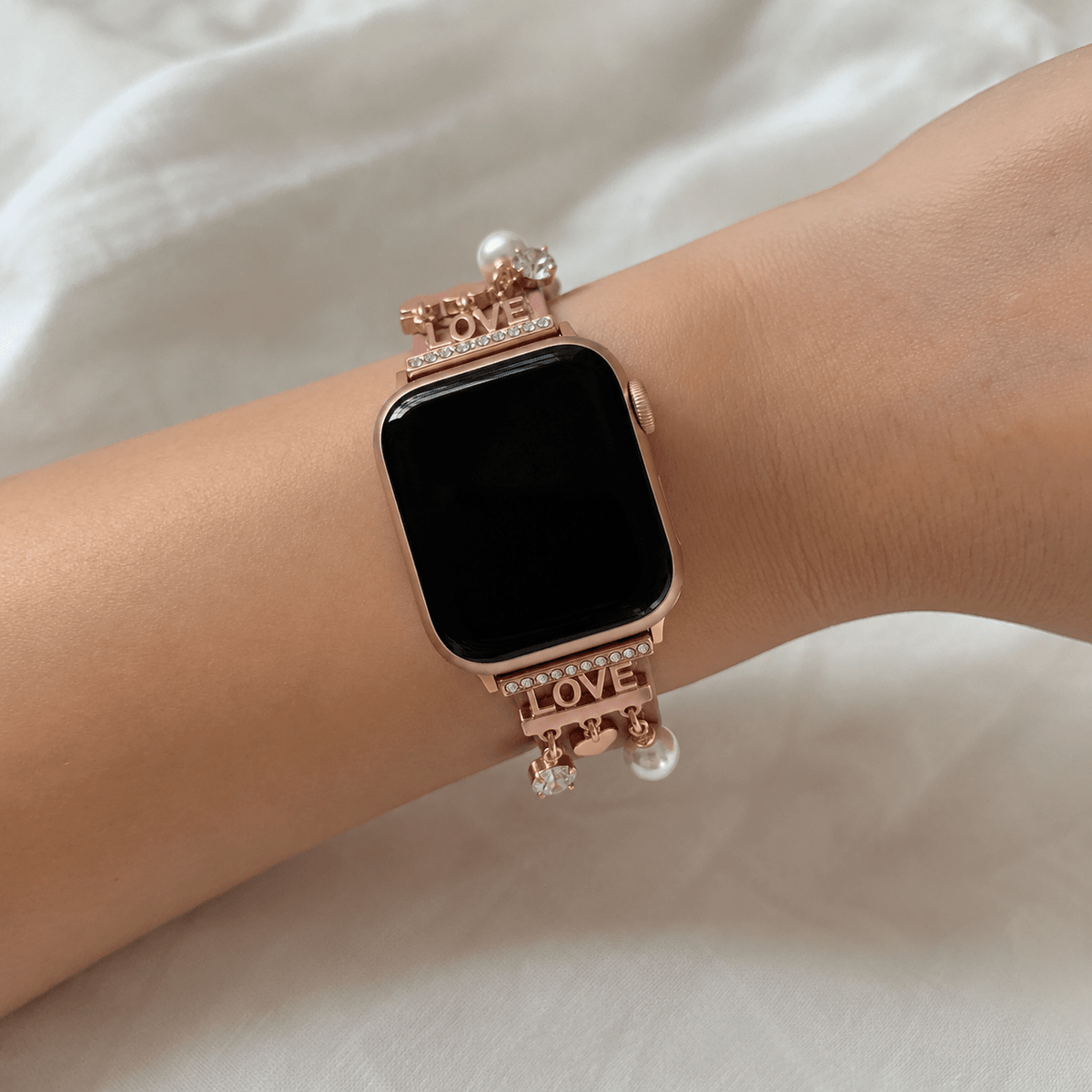 Correa Apple Watch chic con charms brillantes para un look radiante, amor y corazones, modelo Erdia