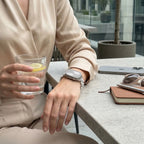 Correa Apple Watch decorativa, cadena elegante con perlas y detalles brillantes, joya de muñeca luminosa, modelo Laufey