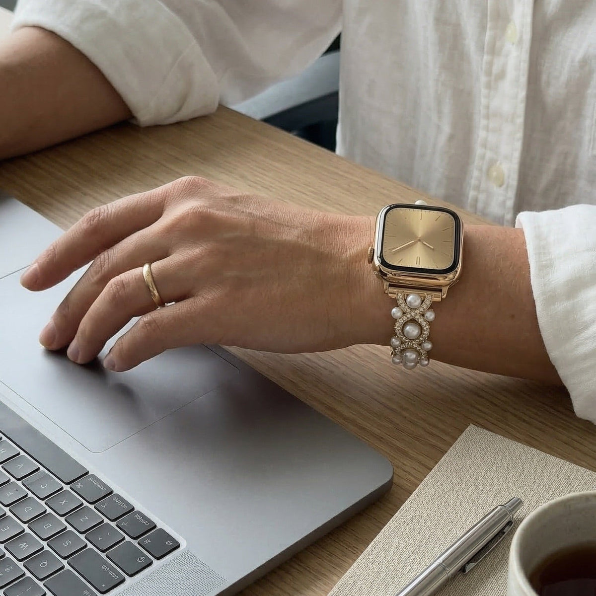 Correa Apple Watch decorativa, cadena elegante con perlas y detalles brillantes, joya de muñeca luminosa, modelo Laufey