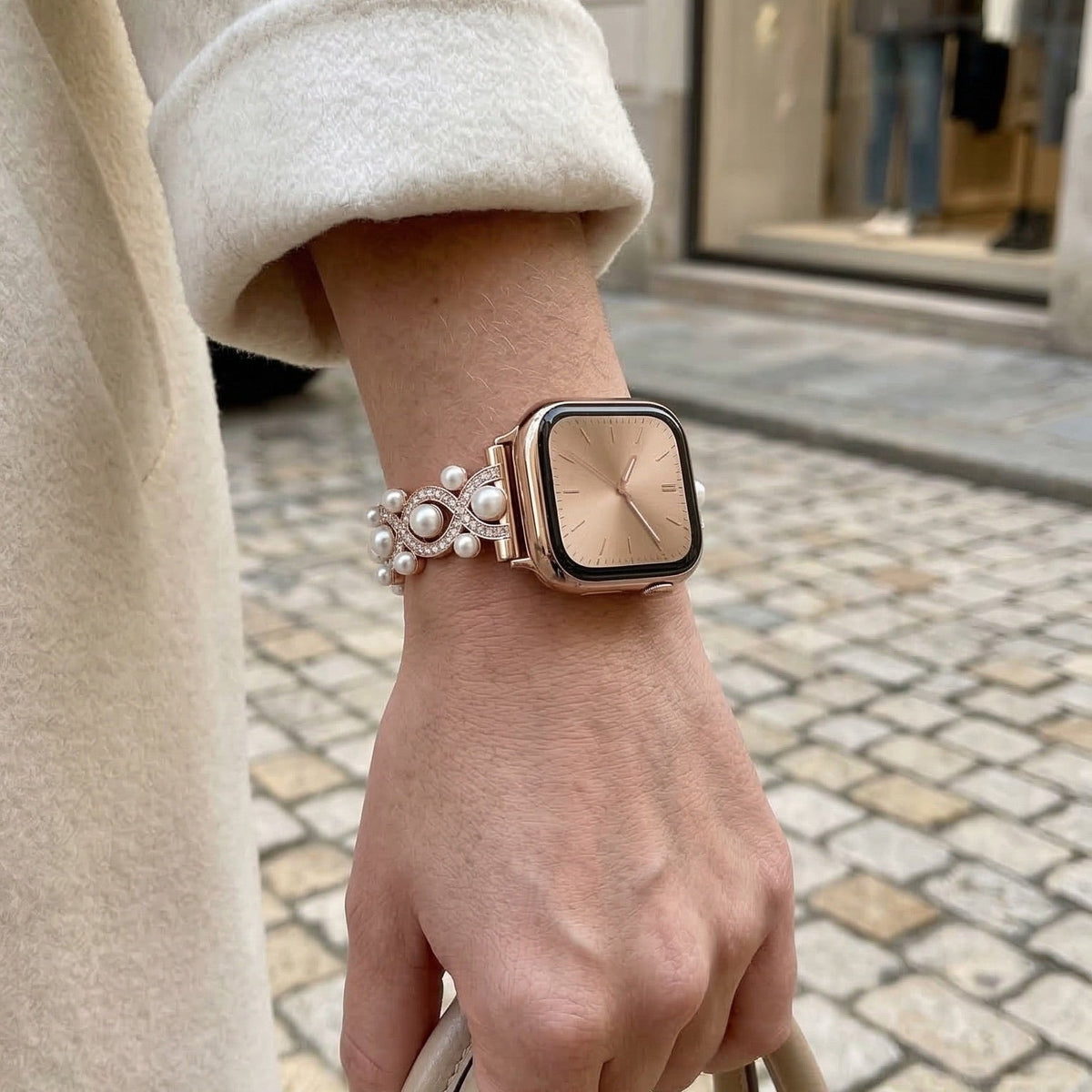 Correa Apple Watch decorativa, cadena elegante con perlas y detalles brillantes, joya de muñeca luminosa, modelo Laufey