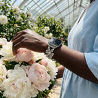 Correa elástica Apple Watch para mujer, con flores metálicas y perlas nacaradas, elegante accesorio de muñeca, modelo Sumeria