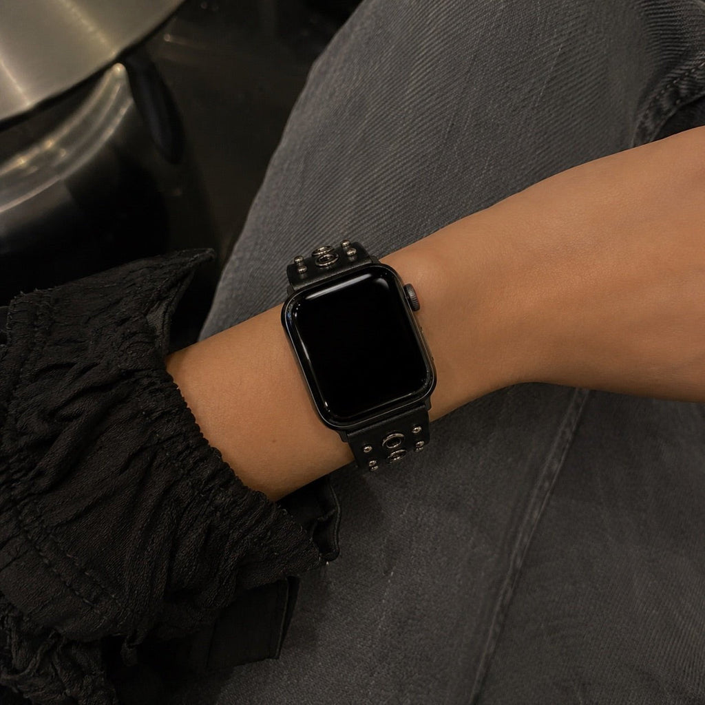 Pulsera de serraje para Apple Watch con remaches metálicos, hebilla ajustable, estilo contundente, modelo Tika
