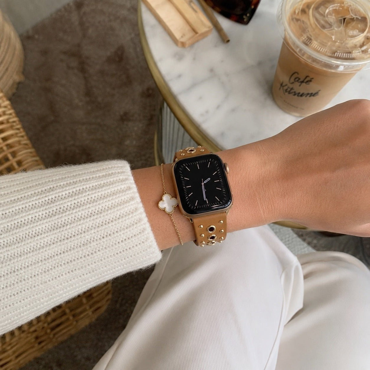 Pulsera de serraje para Apple Watch con remaches metálicos, hebilla ajustable, estilo contundente, modelo Tika
