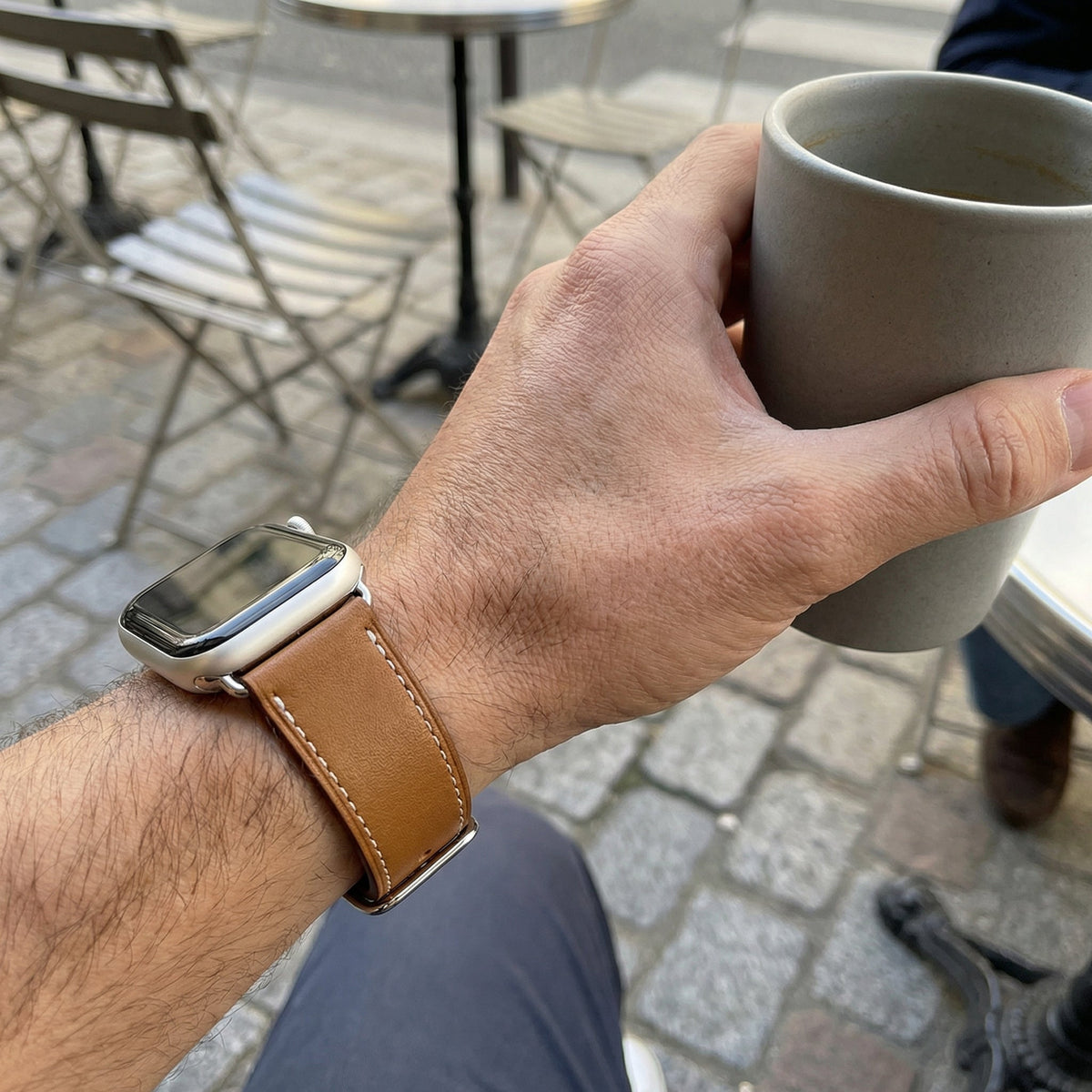 Correa de Apple Watch en piel de becerro afelpada, costuras a contraste, cierre de hebilla, modelo Krynn