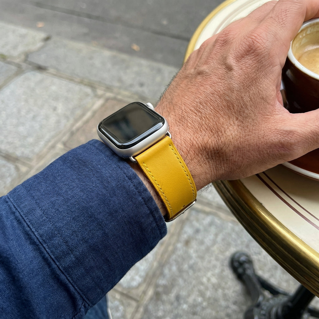 Correa de Apple Watch en piel de becerro afelpada, costuras a contraste, cierre de hebilla, modelo Krynn