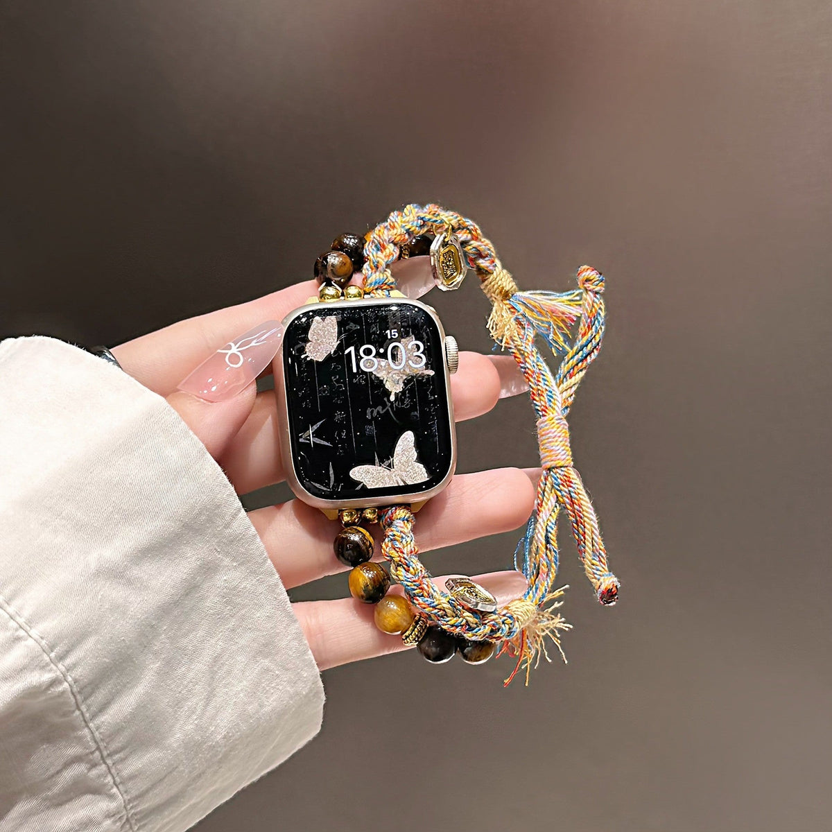 Correa Apple Watch de Ojo de Tigre natural, cordón trenzado multicolor, charms dorados, modelo Tenzin