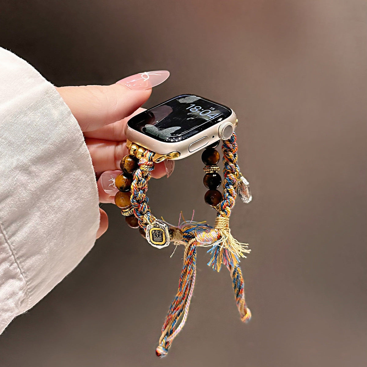 Correa Apple Watch de Ojo de Tigre natural, cordón trenzado multicolor, charms dorados, modelo Tenzin