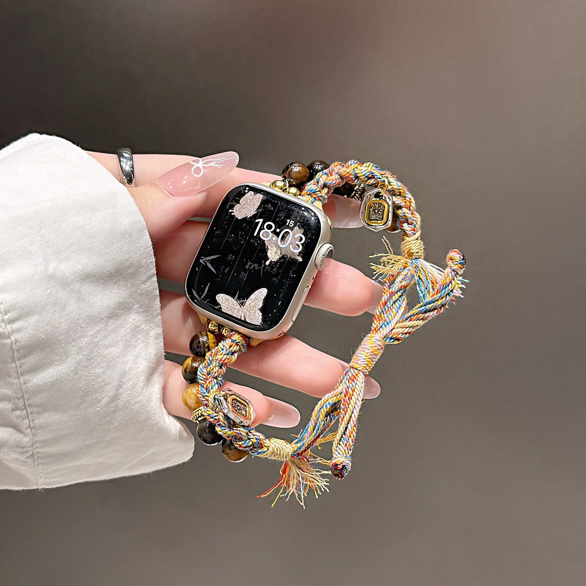 Correa Apple Watch de Ojo de Tigre natural, cordón trenzado multicolor, charms dorados, modelo Tenzin