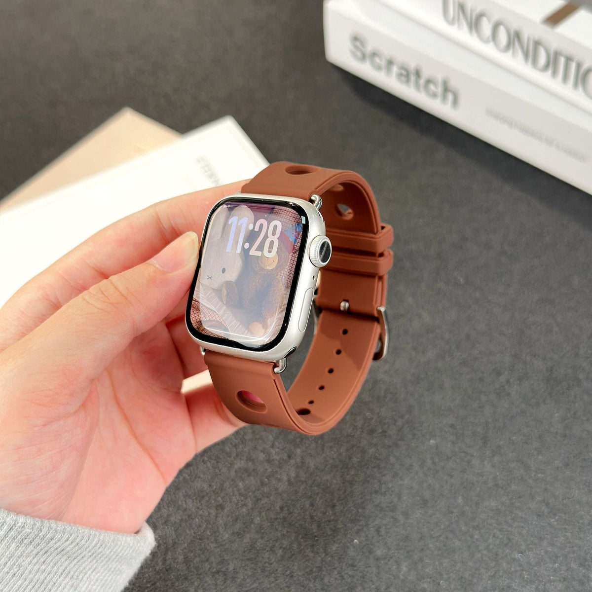 Correa de silicona perforada para Apple Watch, diseño transpirable, cierre de acero inoxidable, estilo dinámico, modelo Harténie
