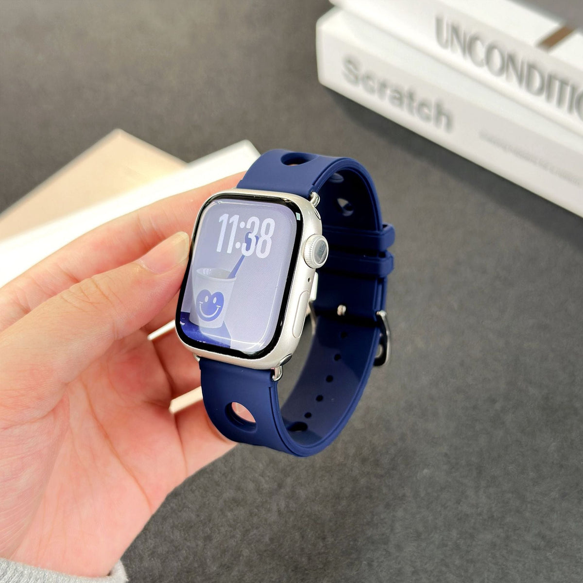 Correa de silicona perforada para Apple Watch, diseño transpirable, cierre de acero inoxidable, estilo dinámico, modelo Harténie