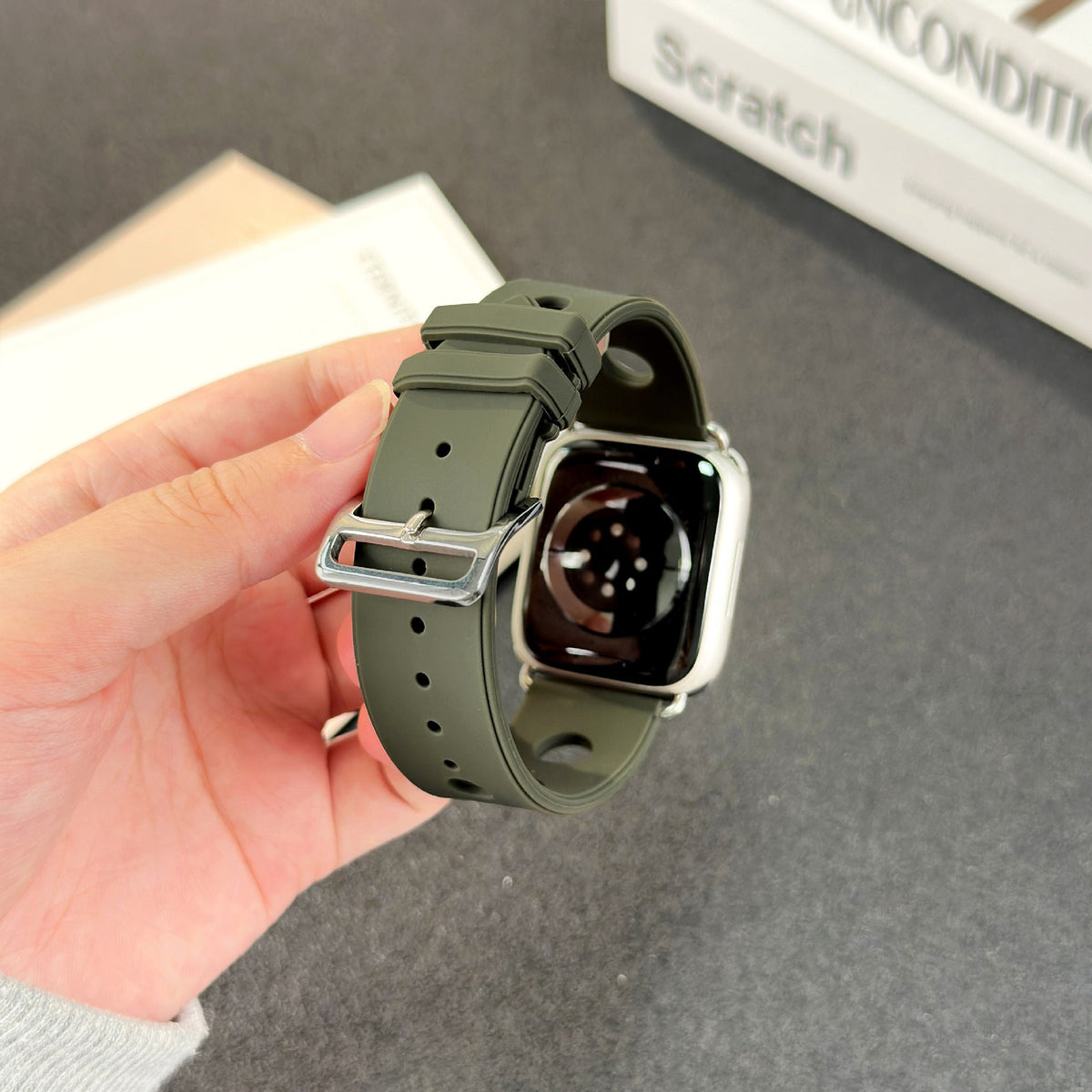 Correa de silicona perforada para Apple Watch, diseño transpirable, cierre de acero inoxidable, estilo dinámico, modelo Harténie