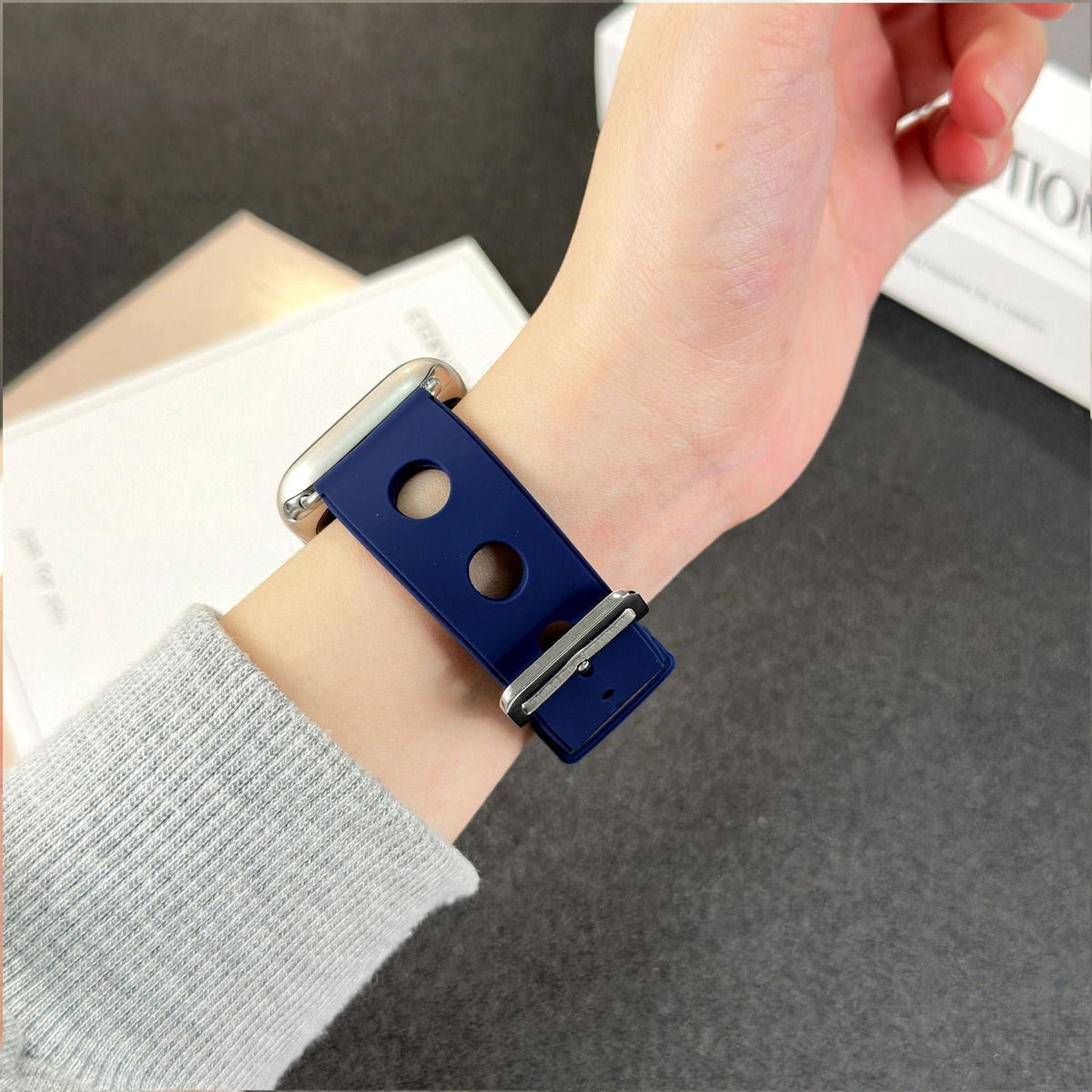 Correa de silicona perforada para Apple Watch, diseño transpirable, cierre de acero inoxidable, estilo dinámico, modelo Harténie