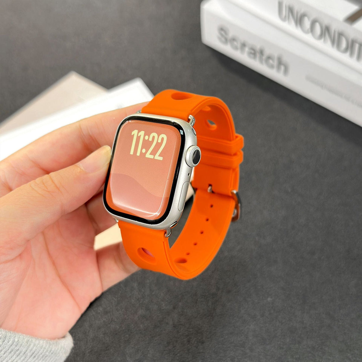 Correa de silicona perforada para Apple Watch, diseño transpirable, cierre de acero inoxidable, estilo dinámico, modelo Harténie
