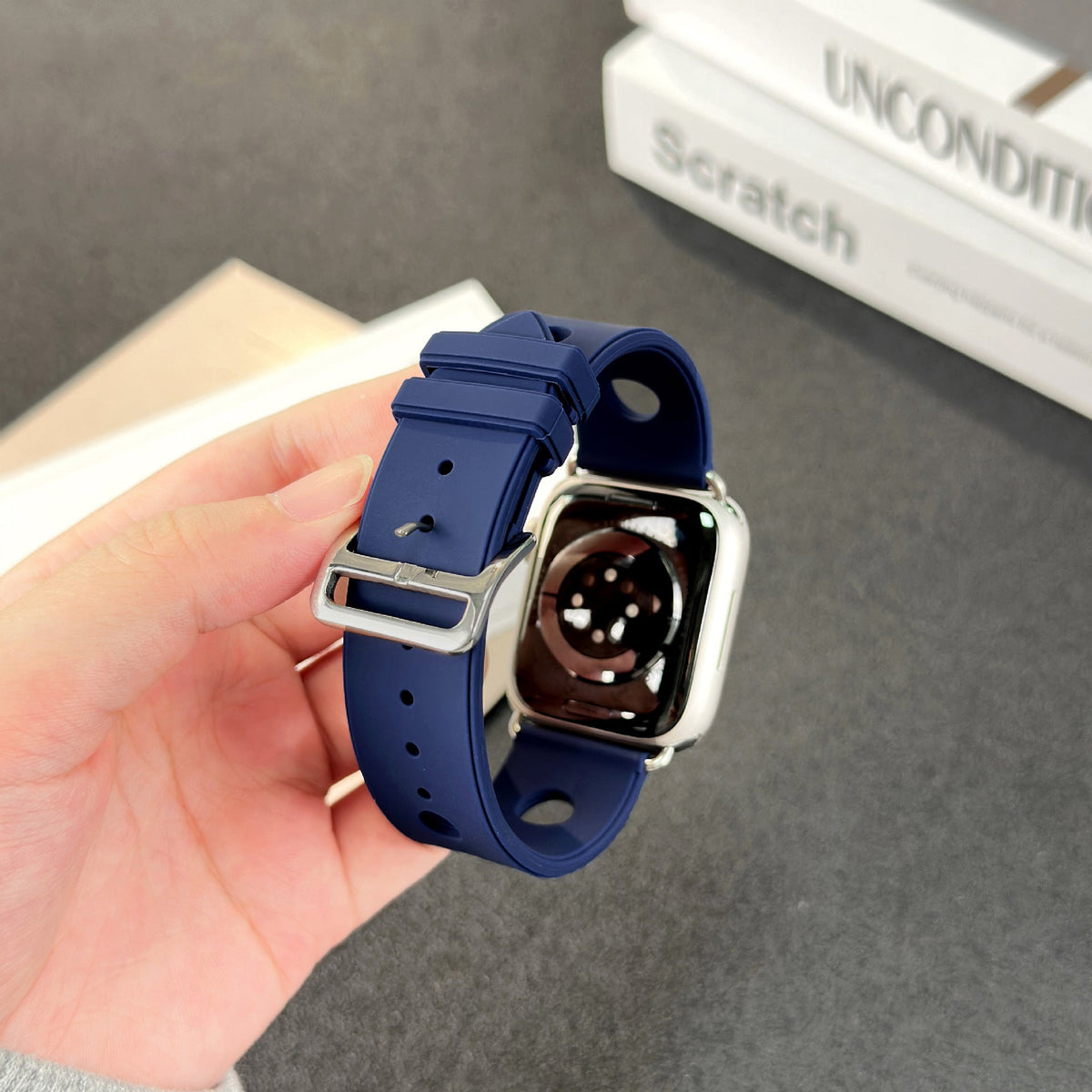 Correa de silicona perforada para Apple Watch, diseño transpirable, cierre de acero inoxidable, estilo dinámico, modelo Harténie