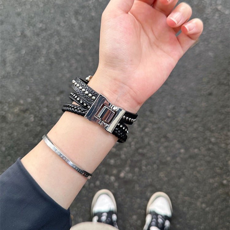 Correa Apple Watch de piel vegana trenzada, multivuelta con cruz metálica, look atrevido y moderno, modelo Daxo