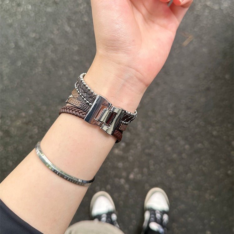 Correa Apple Watch de piel vegana trenzada, multivuelta con cruz metálica, look atrevido y moderno, modelo Daxo