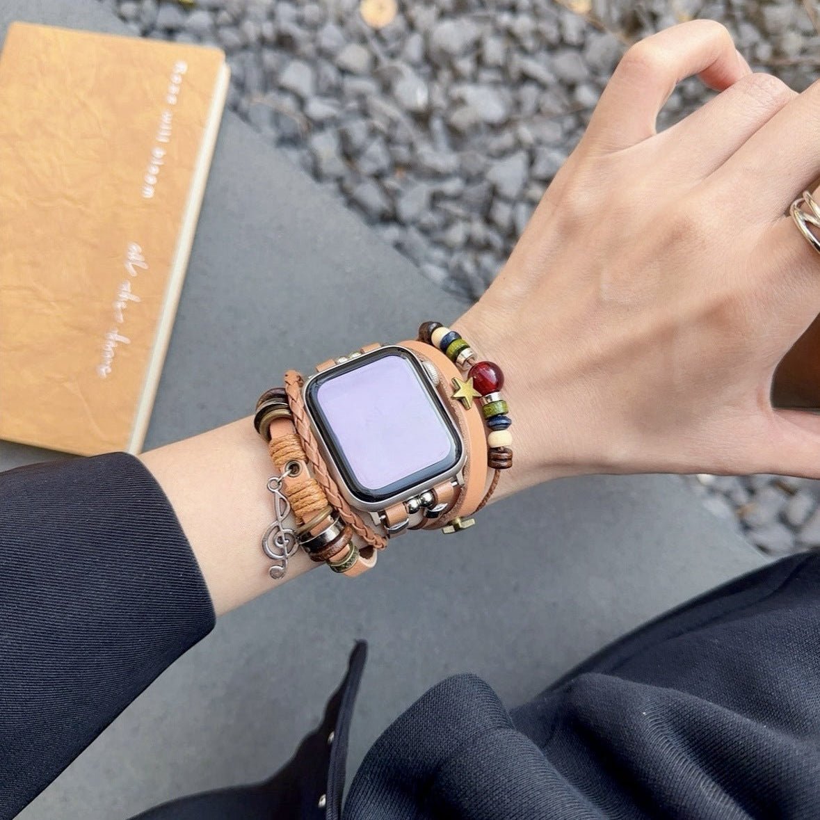 Correa Apple Watch de piel vegana trenzada, perlas de fantasía y colgante musical, diseño boho chic, cierre de acero, modelo Bobbie