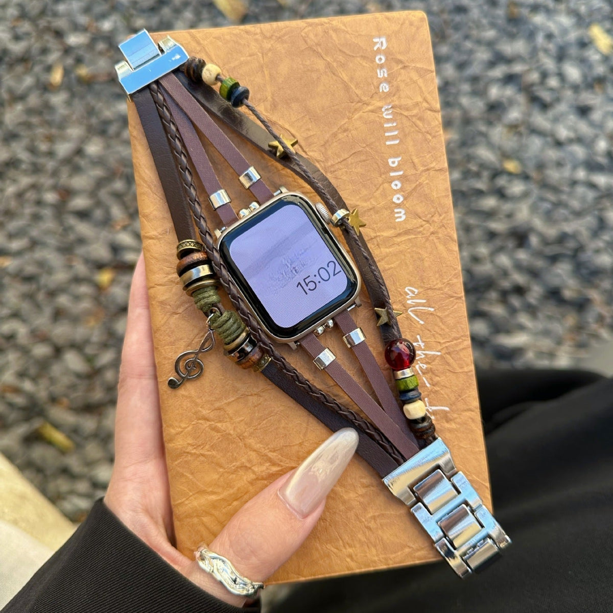 Correa Apple Watch de piel vegana trenzada, perlas de fantasía y colgante musical, diseño boho chic, cierre de acero, modelo Bobbie