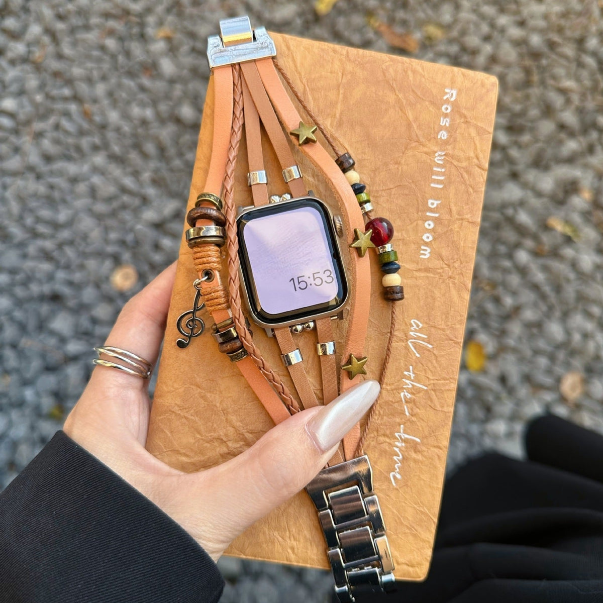 Correa Apple Watch de piel vegana trenzada, perlas de fantasía y colgante musical, diseño boho chic, cierre de acero, modelo Bobbie