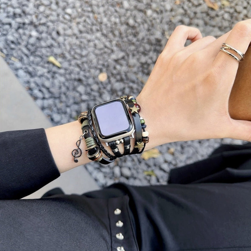 Correa Apple Watch de piel vegana trenzada, perlas de fantasía y colgante musical, diseño boho chic, cierre de acero, modelo Bobbie