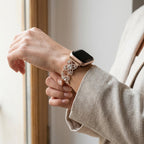 Correa Apple Watch para mujer de metal, motivo de tréboles engastados con circonitas brillantes, malla fantasía elegante, modelo Yadna