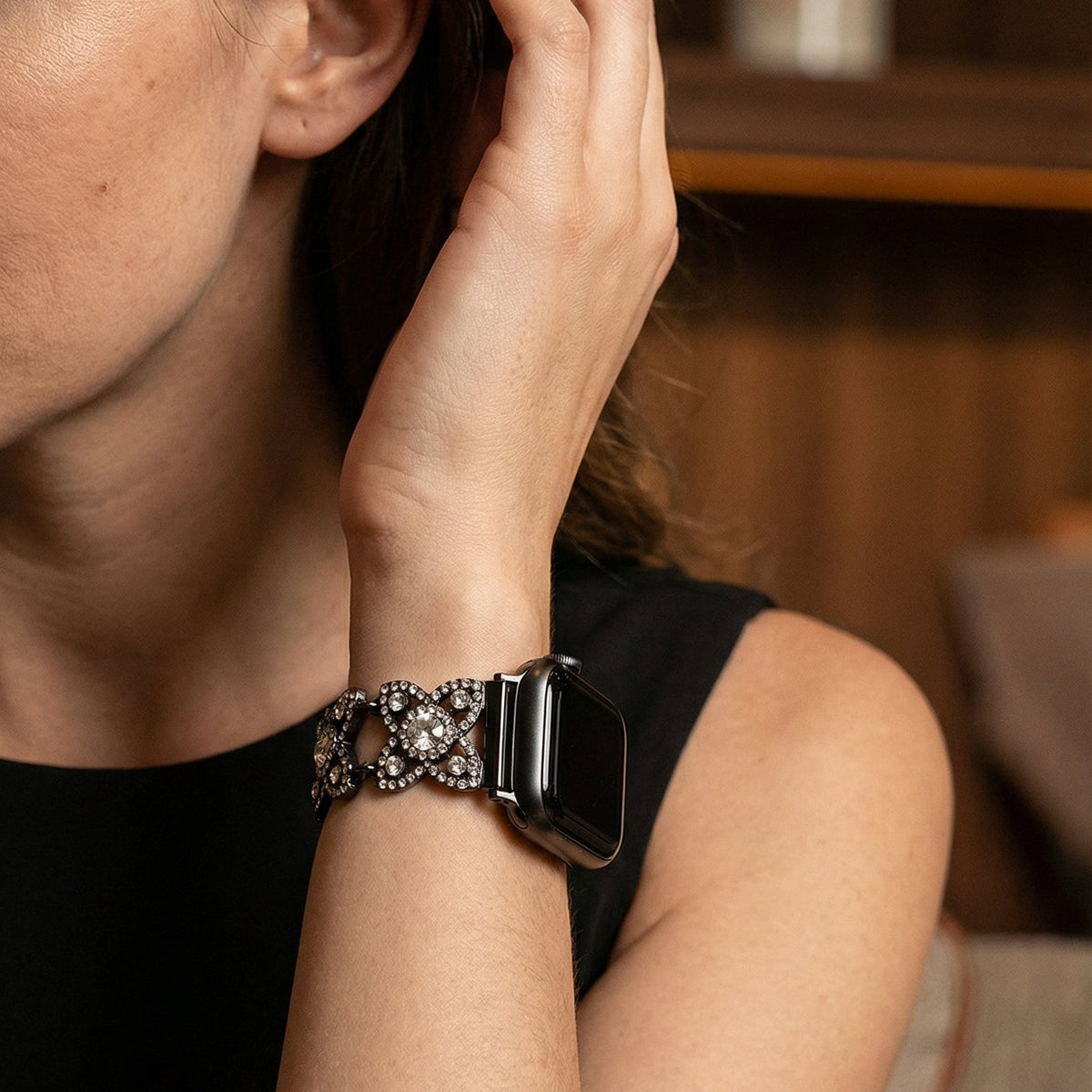 Correa Apple Watch para mujer de metal, motivo de tréboles engastados con circonitas brillantes, malla fantasía elegante, modelo Yadna