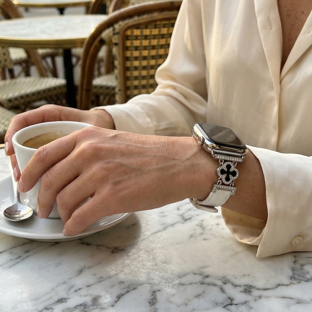 Correa Apple Watch para mujer en material sintético charolado, motivo trébol pavé de circonitas, aleación dorada elegante, modelo Circé