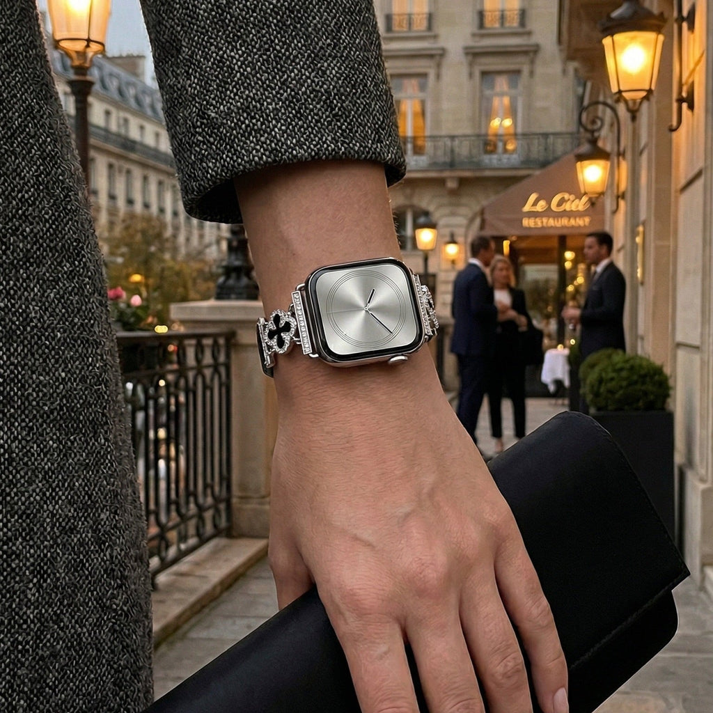 Correa Apple Watch para mujer en material sintético charolado, motivo trébol pavé de circonitas, aleación dorada elegante, modelo Circé