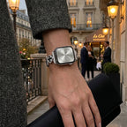 Correa Apple Watch para mujer en material sintético charolado, motivo trébol pavé de circonitas, aleación dorada elegante, modelo Circé
