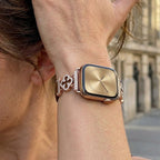 Correa Apple Watch para mujer en material sintético charolado, motivo trébol pavé de circonitas, aleación dorada elegante, modelo Circé