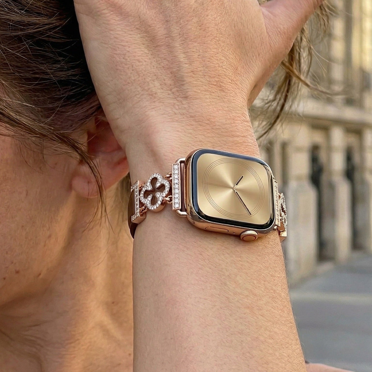 Correa Apple Watch para mujer en material sintético charolado, motivo trébol pavé de circonitas, aleación dorada elegante, modelo Circé
