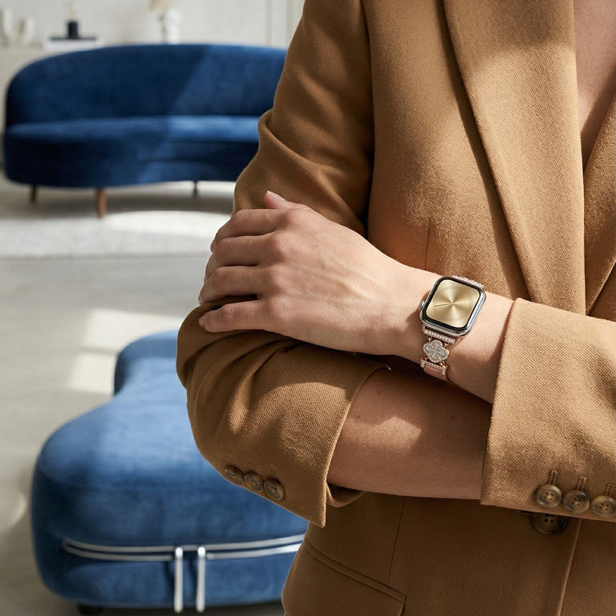Correa Apple Watch para mujer en material sintético charolado, motivo trébol pavé de circonitas, aleación dorada elegante, modelo Circé