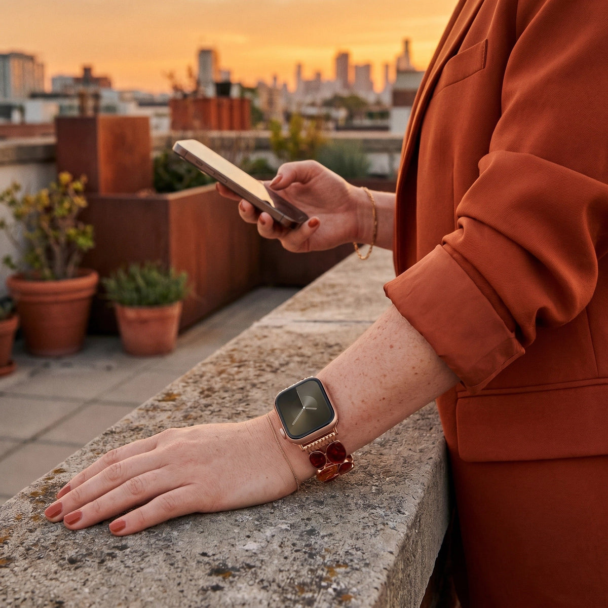 Correa Apple Watch para mujer, eslabones de resina ámbar, acabado metálico, comodidad elástica, estilo chic, modelo Agarte