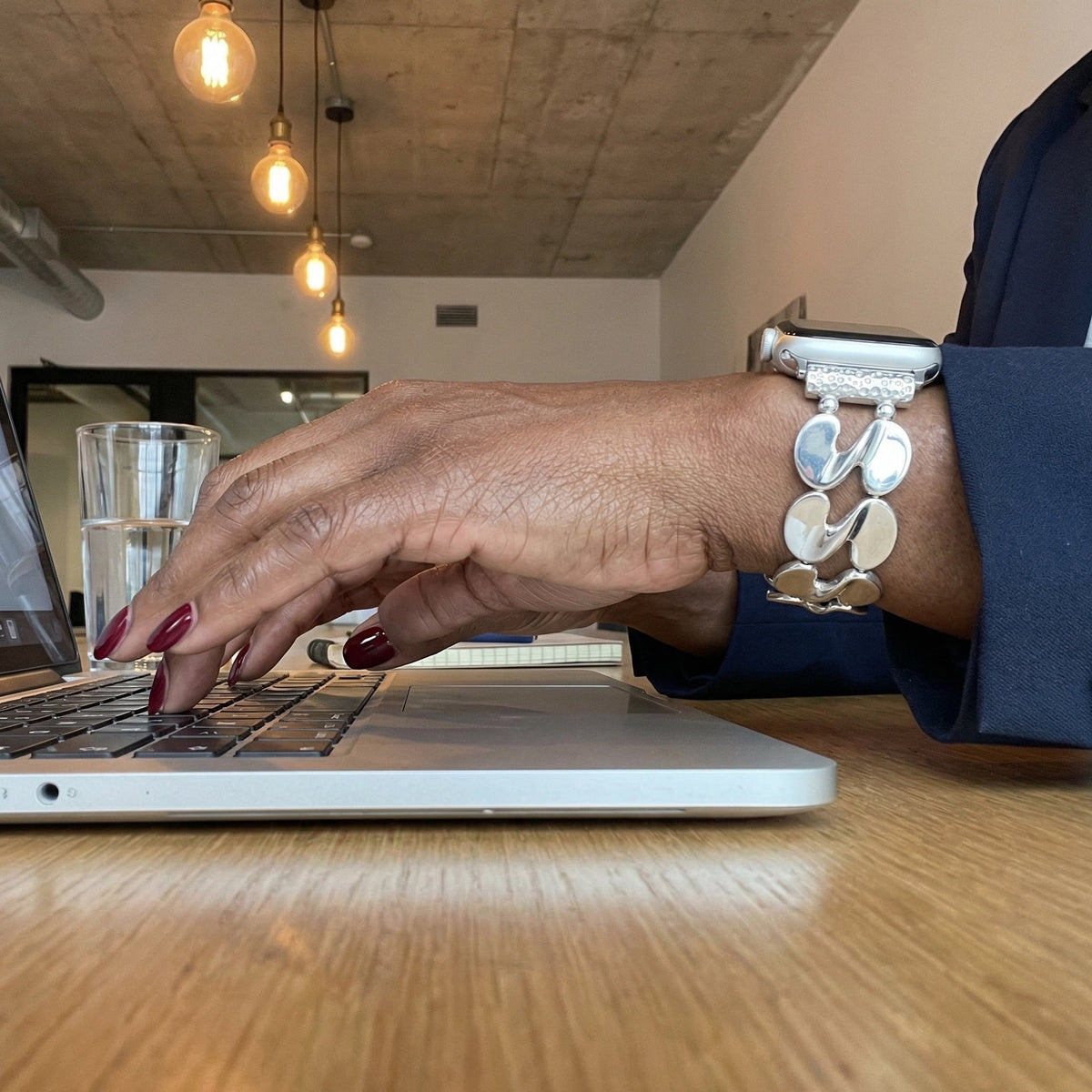 Correa Apple Watch, eslabones en S pulidos, elástica, acabado dorado o plateado, modelo Souria