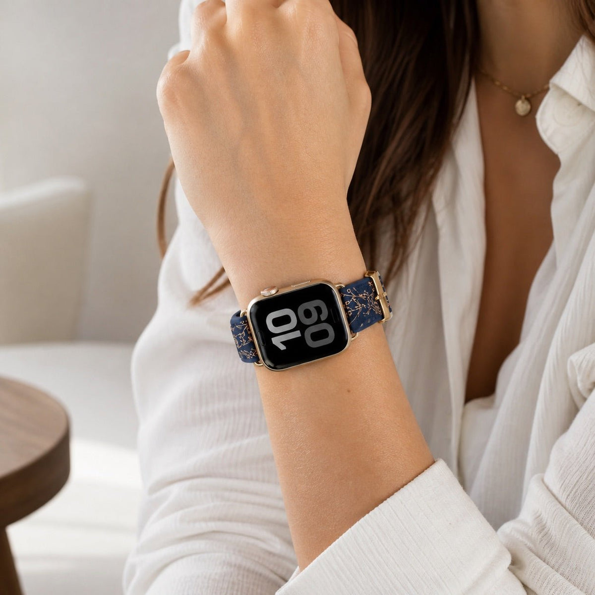 Correa Apple Watch de silicona, motivo floral dorado estampado, cierre de hebilla, modelo Jendie