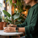 Correa Apple Watch de silicona, motivo floral dorado estampado, cierre de hebilla, modelo Jendie