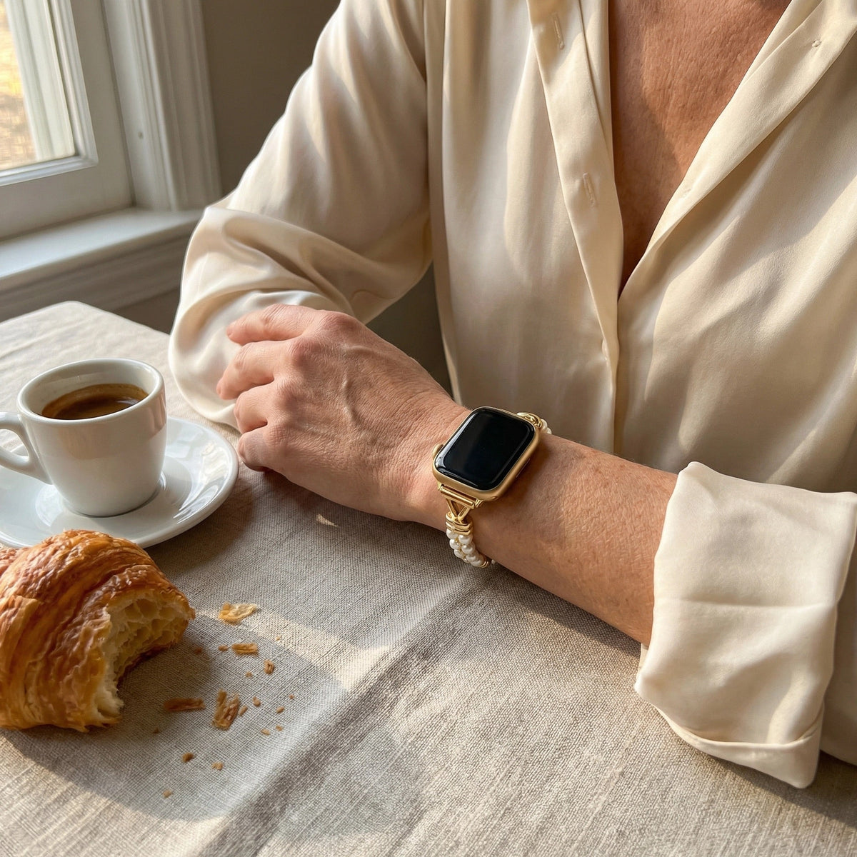 Correa Apple Watch de perlas y eslabones calados, acabado dorado o plateado, para mujer, modelo Yizelle