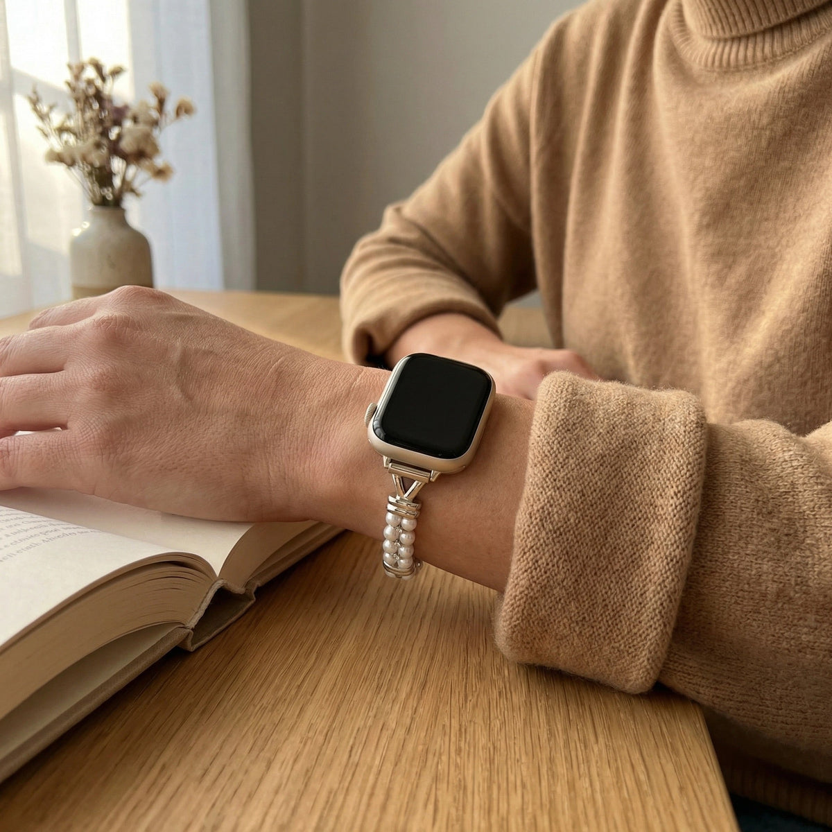 Correa Apple Watch de perlas y eslabones calados, acabado dorado o plateado, para mujer, modelo Yizelle