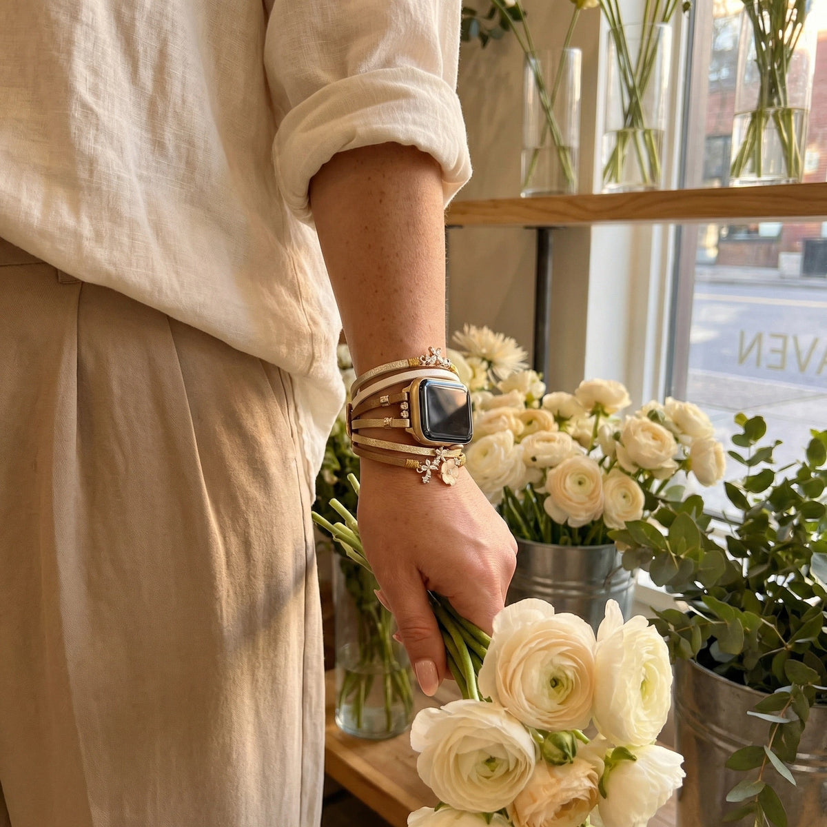 Correa Apple Watch elegante para mujer, de cuero (crosta), correa multivueltas dorada, look floral, modelo Florence