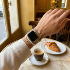 Correa Apple Watch elegante para mujer, de cuero (crosta), correa multivueltas dorada, look floral, modelo Florence