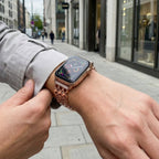 Correa Apple Watch de malla metálica elegante, cadena estructurada tipo eslabón con detalles de circonitas, modelo Rija