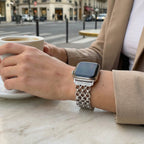 Correa Apple Watch de malla metálica elegante, cadena estructurada tipo eslabón con detalles de circonitas, modelo Rija