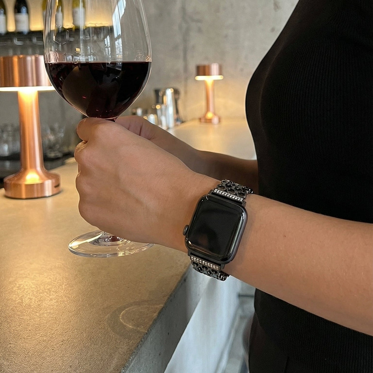 Correa Apple Watch de malla metálica elegante, cadena estructurada tipo eslabón con detalles de circonitas, modelo Rija