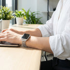 Correa Apple Watch de malla metálica elegante, cadena estructurada tipo eslabón con detalles de circonitas, modelo Rija